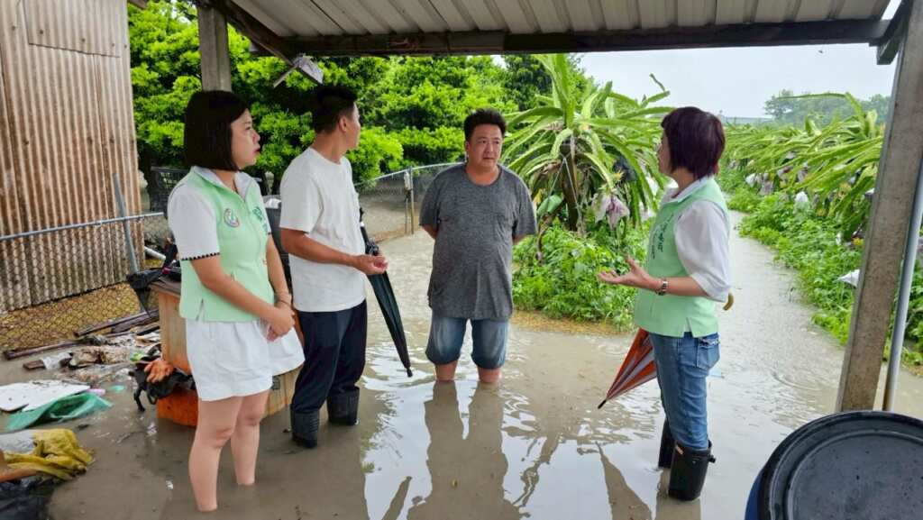 ▲立法委員陳素月及彰化縣議員劉珊伶接獲火龍果農友陳勝得陳情反映，至埔心鄉與大村鄉交界的火龍果園現勘。（記者林明佑翻攝）