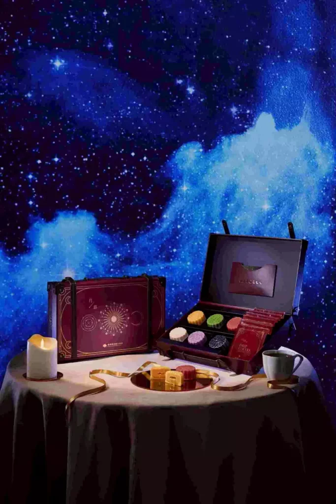 星辰禮盒內含玉潤蛋黃酥、月見黃金酥及橙果蜜紅茶，售價1,280元/盒。圖／國泰飯店觀光事業提供