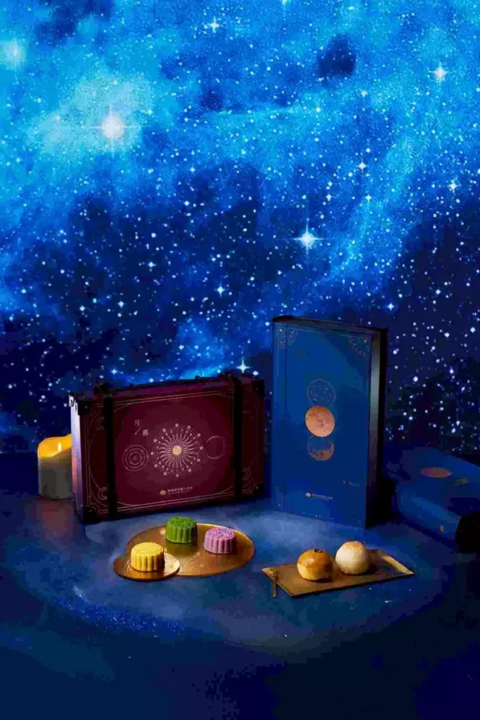 星辰禮盒外型為一本魔法書，靛藍色調搭配月亮圖騰，呈現靜謐浪漫氛圍。圖／國泰飯店觀光事業提供