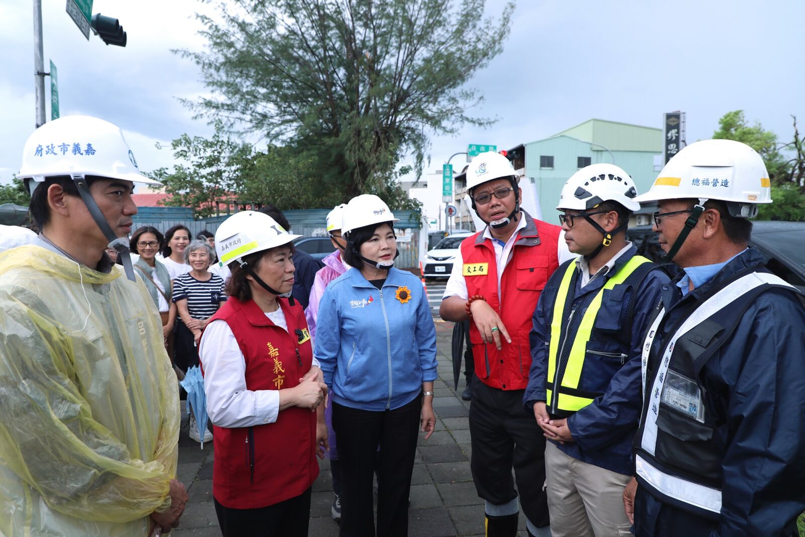 雲林工程團隊支援嘉市道路清理 黃敏惠感謝張麗善風雨中送暖 218 雲林工程團隊支援嘉市道路清理 黃敏惠感謝張麗善風雨中送暖 217