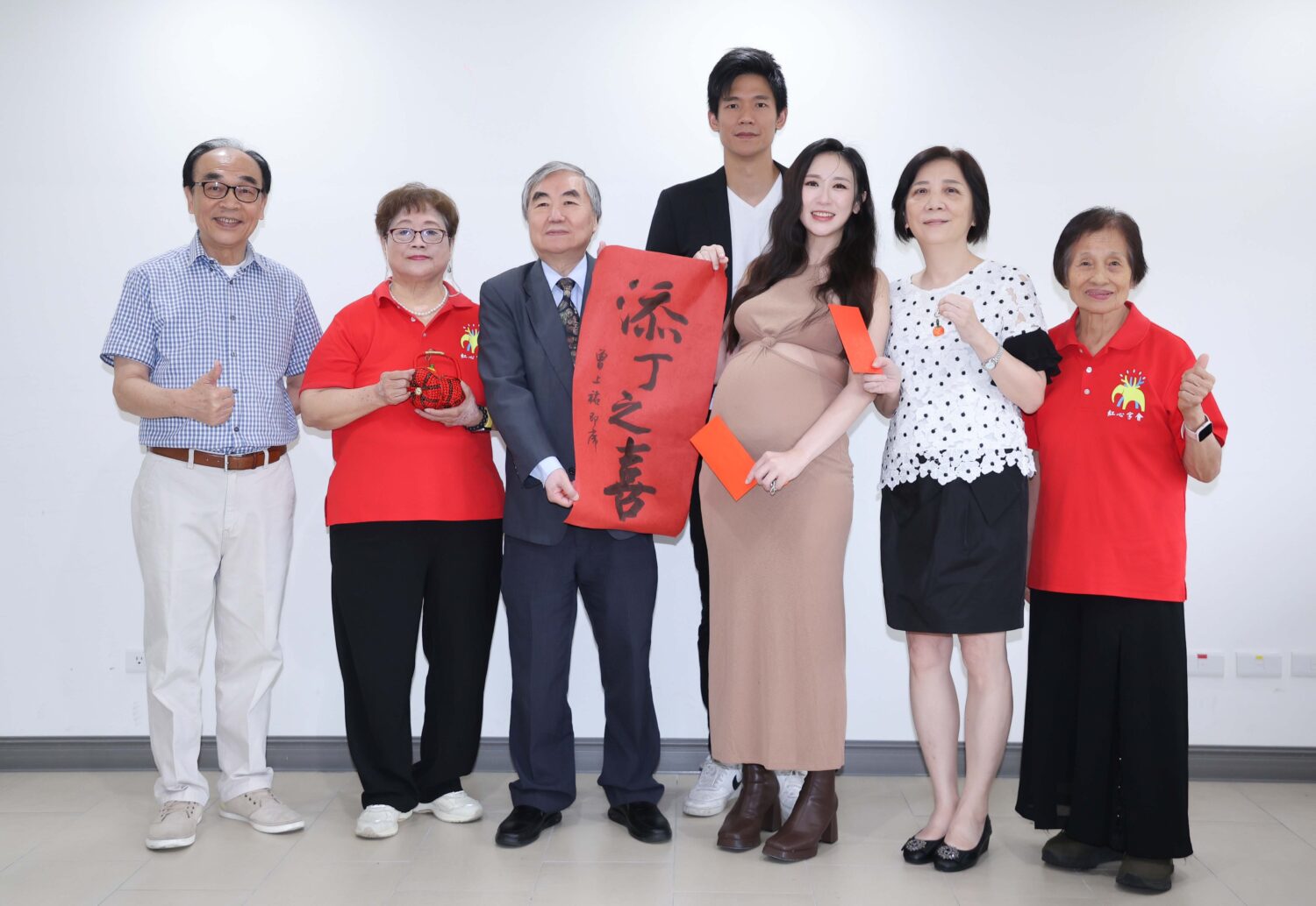 紅心字會老人中心的長輩們準備了禮物祝福小潔順產。(圖/紅心字會 提供)