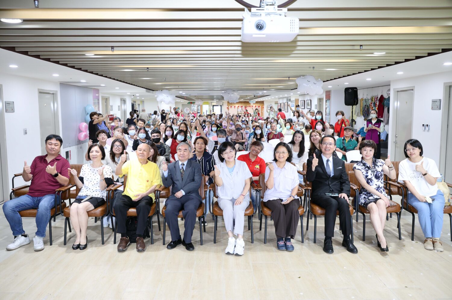 「信義老人服務暨日照中心」舉辦歡慶28週年活動,場面熱鬧溫馨。(圖/紅心字會 提供)