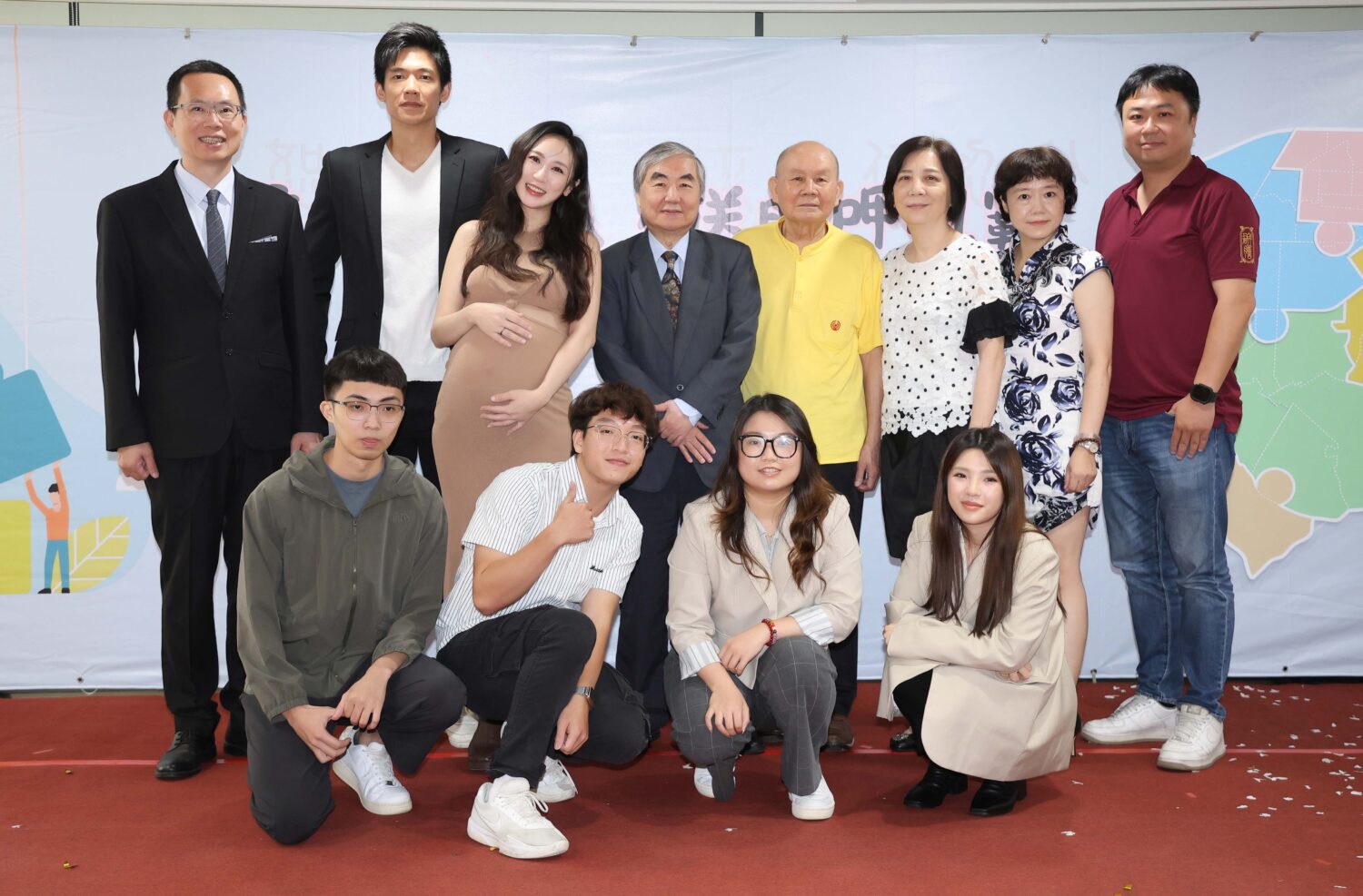 蔡允潔與老公Fraser生產前參與「信義老人服務暨日照中心」28週年慶。(圖/紅心字會 提供)