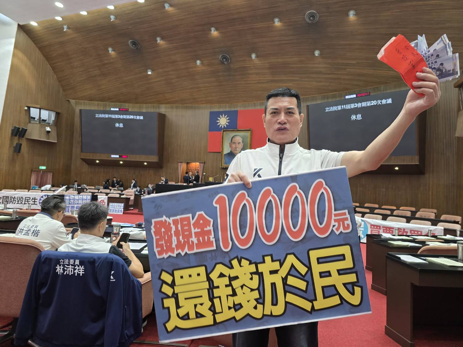 黃仁說,「普發現金1萬元」條款,目的在於強化民眾消費韌性與擴大內需。(圖/黃仁國會辦公室)