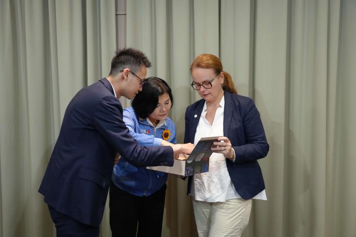 ▲縣長張麗善歡迎歐洲議會資訊處處長Aleliunaite女士,致贈古坑咖啡。(記者劉春生攝)