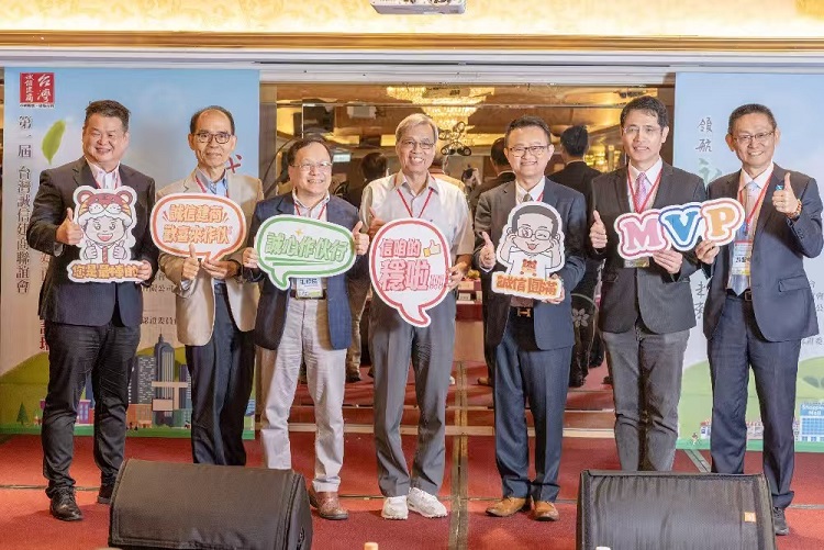 ▲左至右) 國家住都中心:董世寧副執行長、臺科大前副校長:彭雲宏教授、消基會董事:張欣民老師、台灣永續關懷協會:張清芳創會會長、台灣誠信建商聯誼會:曾富瑋會長、台灣永續關懷協會:江永昌理事長及馮智能執行長。
