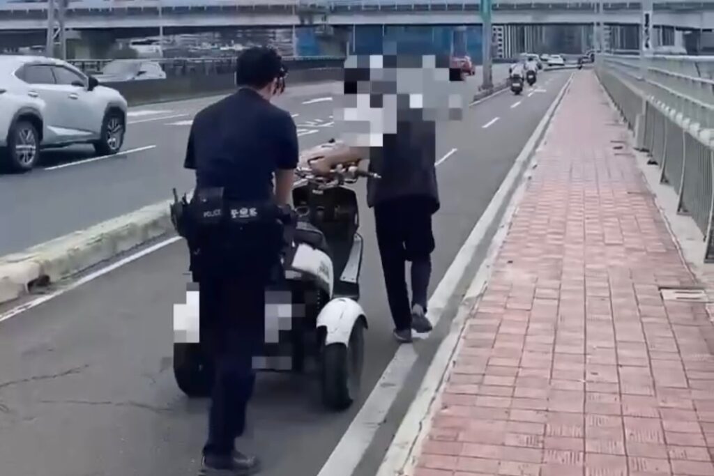 身障機車橋上熄火 萬華警力推助排除 3 MEITU 20250711 121738077