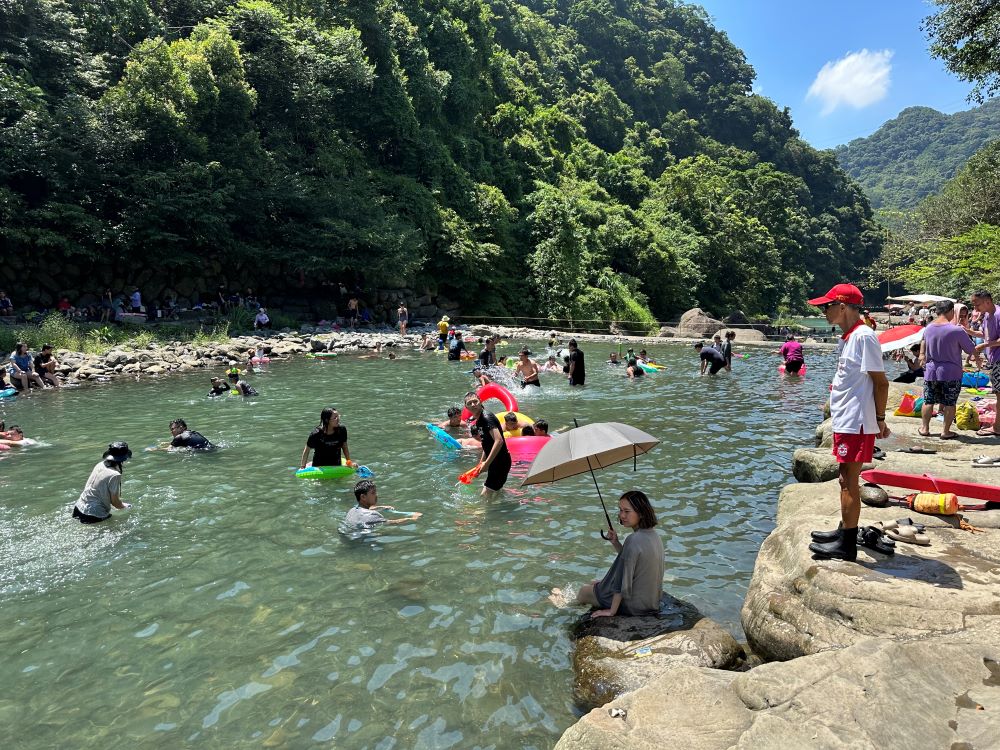 《圖說》大豹溪戲水景點 現場有合格救生員駐守。〈觀旅局提供〉