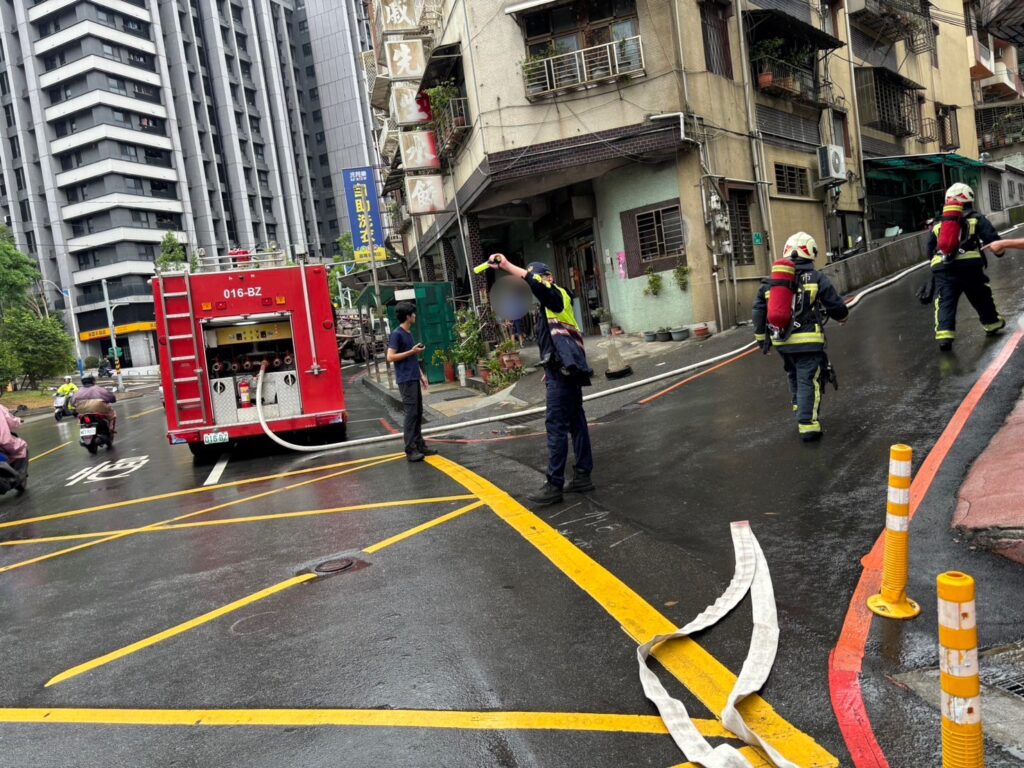 民宅頂樓竄濃煙 基警疏導交通助救災 3 1752227281435