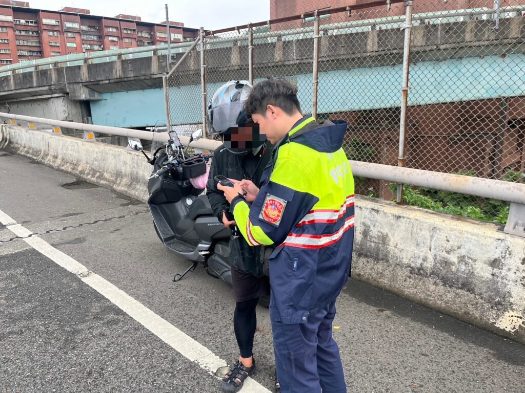 騎士不熟路況 基警速到場解危 5 1752228158471