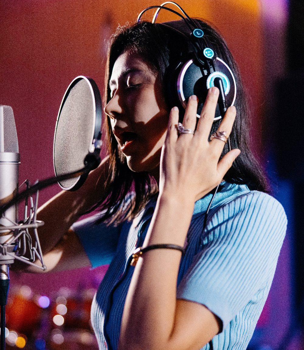 百萬網紅阿卡莎納AKSN出單曲『 Don’t give a 發 』 7大音樂串流平台上線 4 ▲MV的前面最開始劉玳妍演出自己正在經歷靈魂暗夜的孤獨。(圖/阿卡莎納AKSN提供)