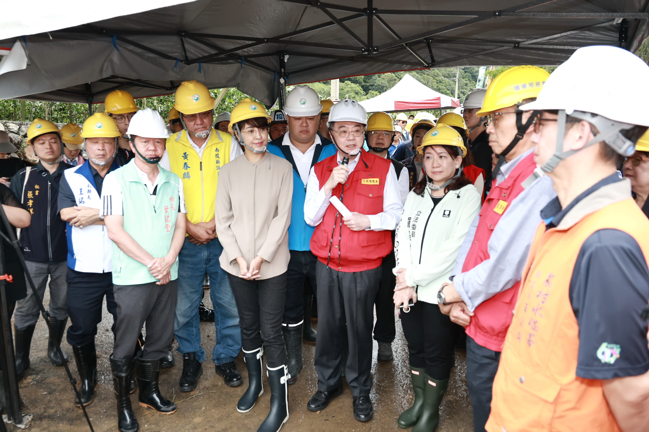行政院長蒞縣勘災許縣長爭取提高治山防洪經費與放寬農損救助品項