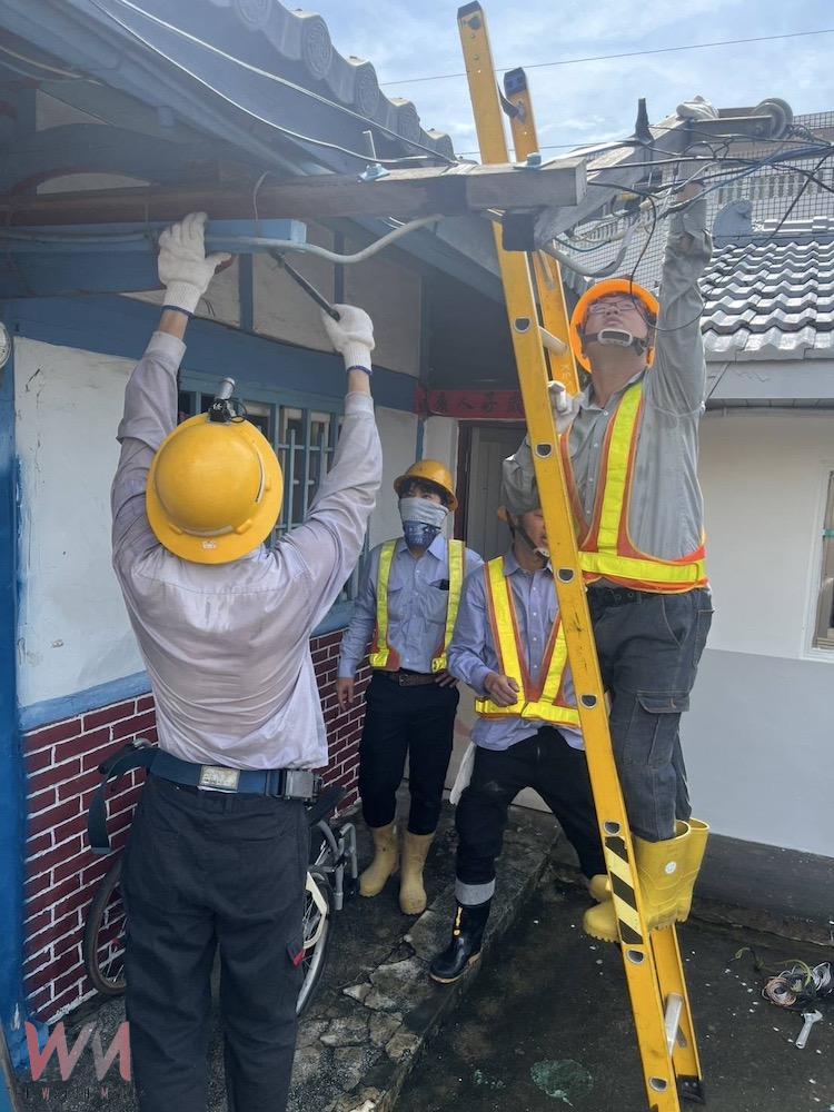 用電開關箱受潮引發蚵棚火警,台電提醒民眾在風災過後,應自行檢查用電設備,以確保用電安全。(圖/台電提供)