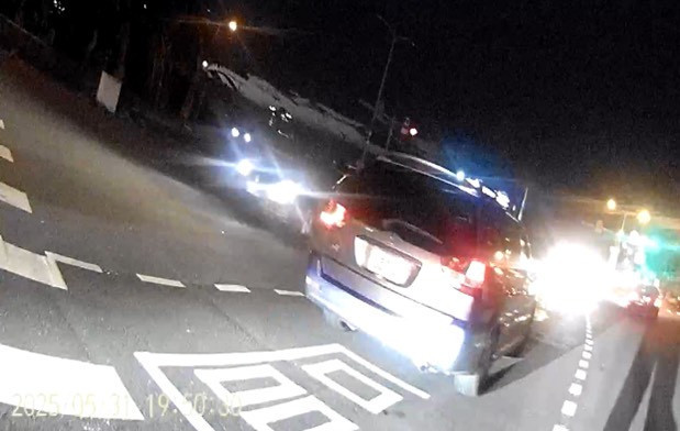 警員協助民眾將車輛移至路邊，成功排除危難情況。