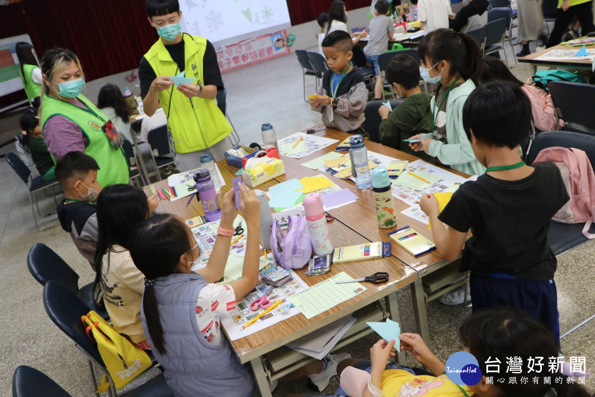 親子攜手參加充滿知識與創意的集郵探索之旅。