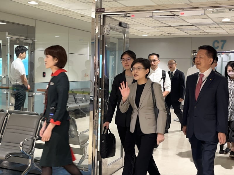 負責對美談判的行政院副院長鄭麗君(揮手者)12日清晨返抵台灣。中央社