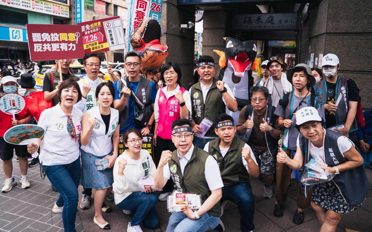 圖/民進黨新北市黨部12日結合立委張宏陸及新北市議員廖宜琨、戴瑋姍、山田摩衣、石一佑、翁震州、顏蔚慈、彭一書等人掃街,號召民眾7月26日站出來投下同意票。(民進黨新北市黨部提供)