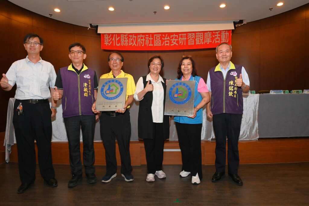 ▲彰化縣長王惠美於南彰勘災途中特別前往會場轉頒社頭鄉張厝社區及和美鎮南佃社區榮獲114年內政部標竿社區認證標章，並肯定各社區努力聽取社區建言，期勉社區共創美好彰化。 （彰化縣政府提供）
