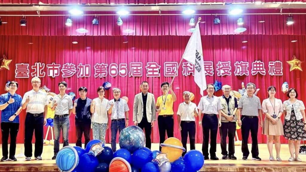▲教育局中等教育科黃喬偉科長代表授旗,祝福臺北市代表隊旗開得勝。