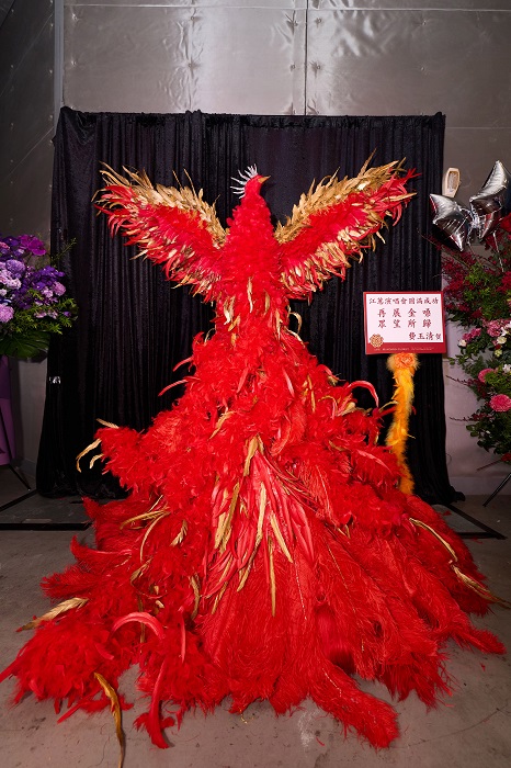 天后「二姐」江蕙時隔10年重回舞台,小哥費玉清送來一隻巨型鳳凰祝賀。(圖/寬宏藝術提供)