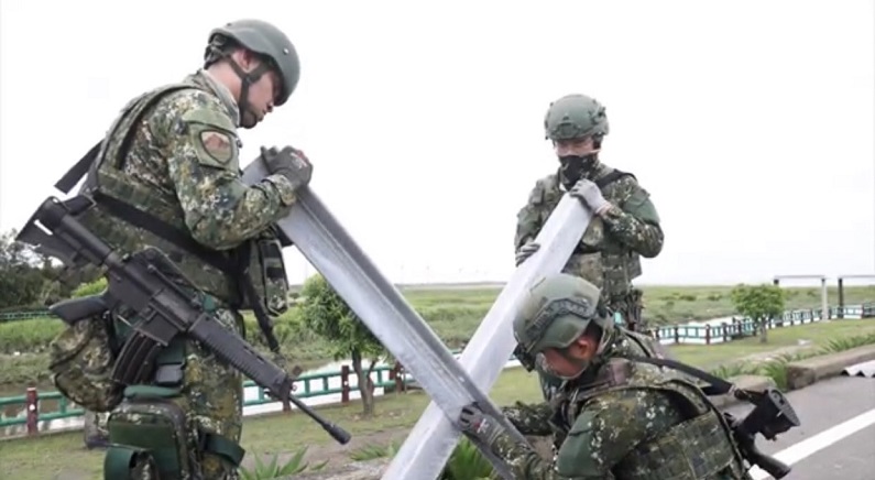 ▲國軍鋼刺蝟架設。