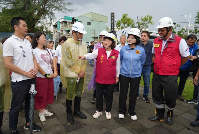 ▲縣長張麗善、嘉義市長黃敏惠向辛苦救災人員致謝。(記者劉春生攝)