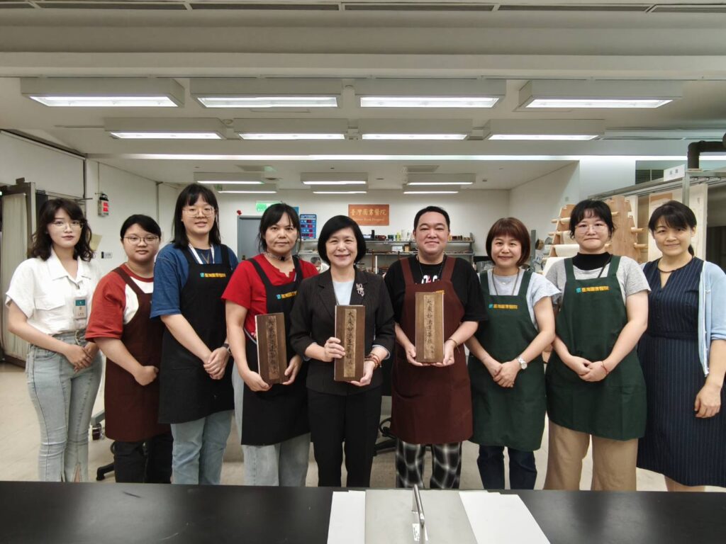 圓滿修復《法華經》見證歷史傳承與社會公益責任 8 曹翠英館長(中)與修復團隊合影