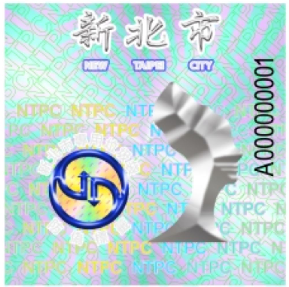 環保兩用袋換新裝 新北「NEW BAG!」上市 7 《圖說》新北市於113年開始將垃圾袋標籤貼附方式逐步改為自動化製程,辨識圖案從新北市地圖更換為更具代表性的「女王頭」圖樣,提升辨識度與在地特色。〈環保局提供〉