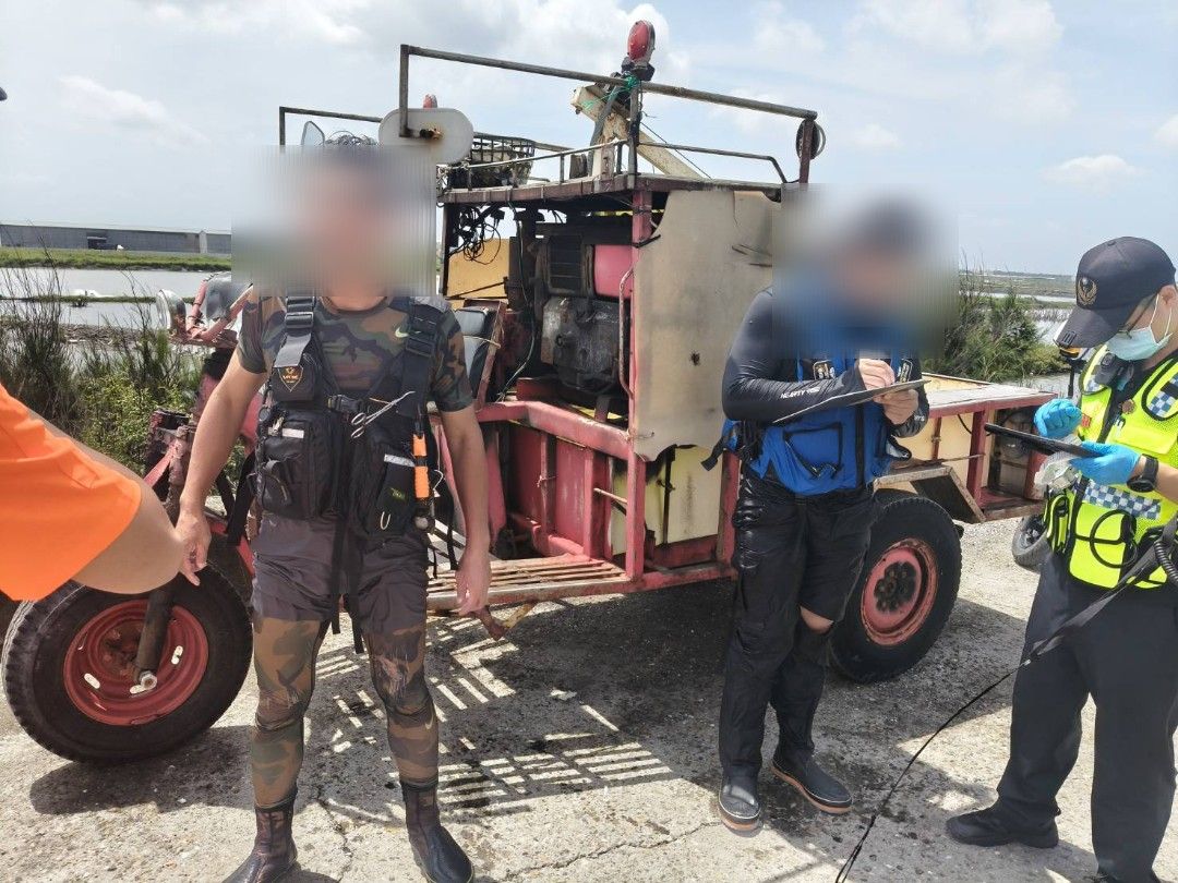 芳苑潮間帶釣客遭潮水圍困 消防緊急出動救援兩人平安獲救 - https://www.watchmedia01.com