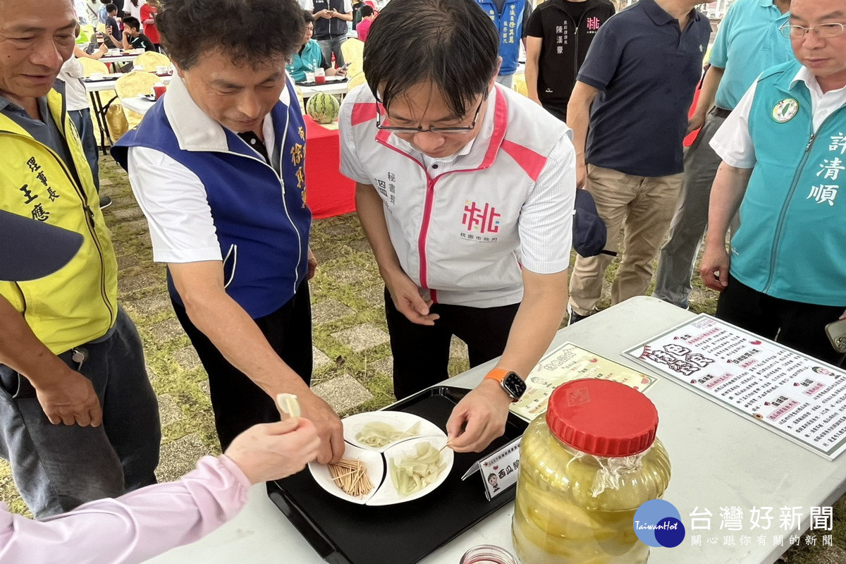 桃園市政府秘書長溫代欣品嚐「西瓜綿」料理。<br /><br /> 