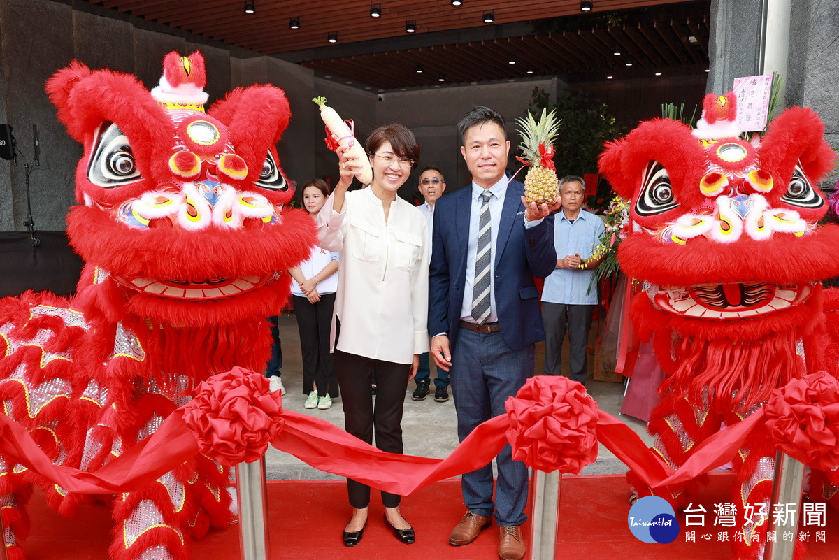 許縣長讚揚羅志岡白手起家是大家的典範。（縣府提供）