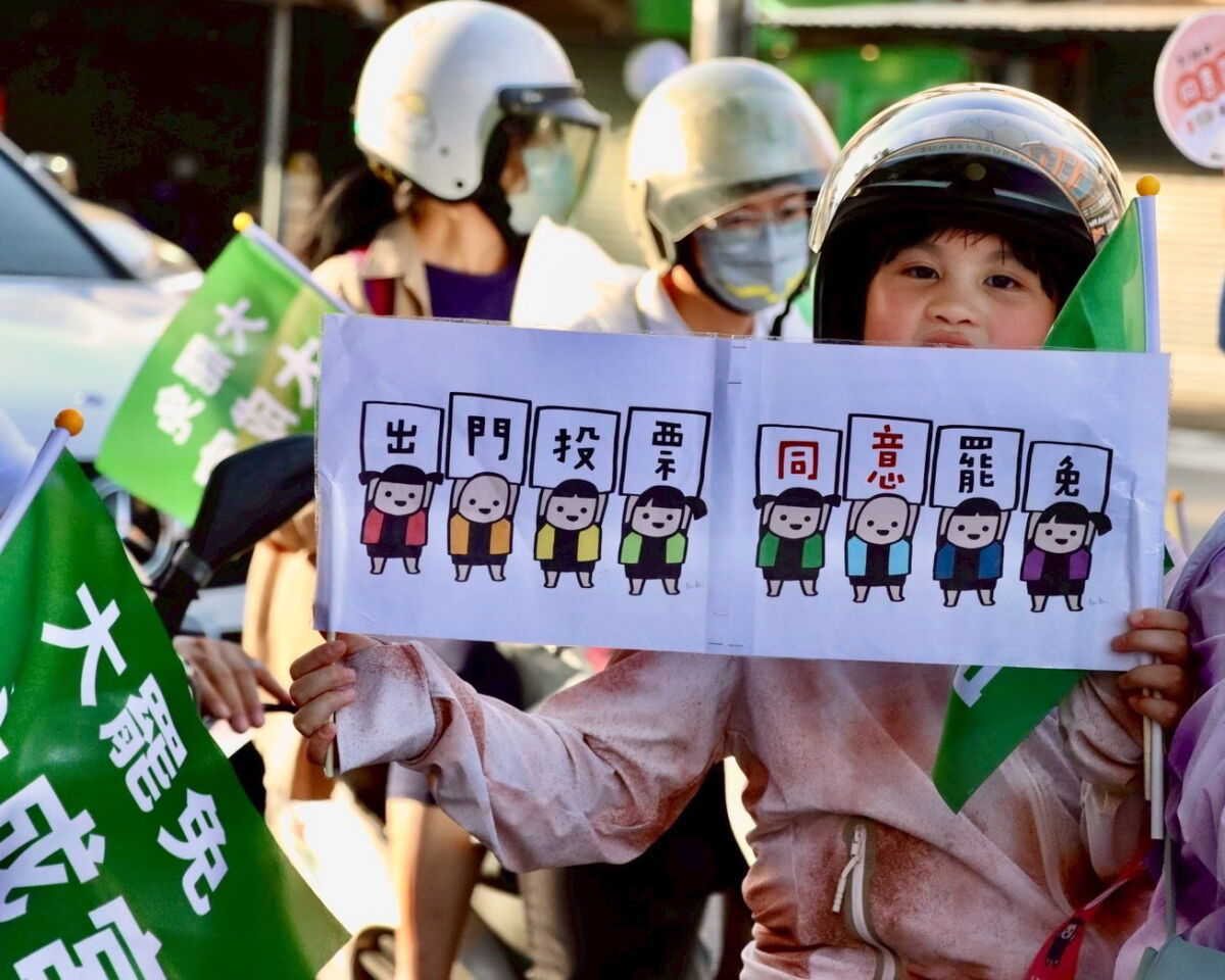 圖/騎士們不畏烈日沿路揮旗呼喊,「大罷免大成功」聲浪此起彼落,展現新竹市民堅定的民主意志。(正國會提供)