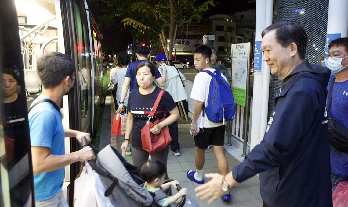 高雄輕軌延長末班車營運時間 首晚順利上路