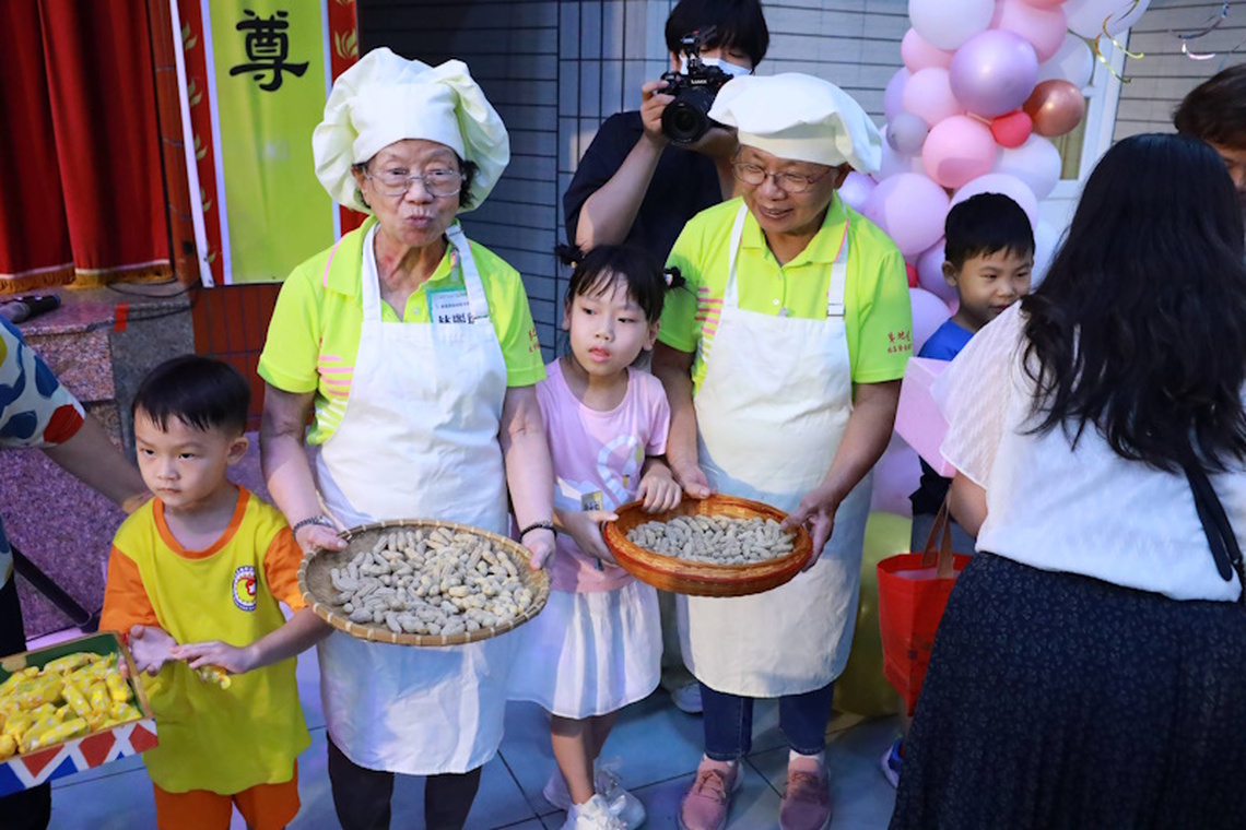 孩子與長輩共創世代饗宴 嘉義市東吳附幼「作伙來辦桌」熱鬧上菜