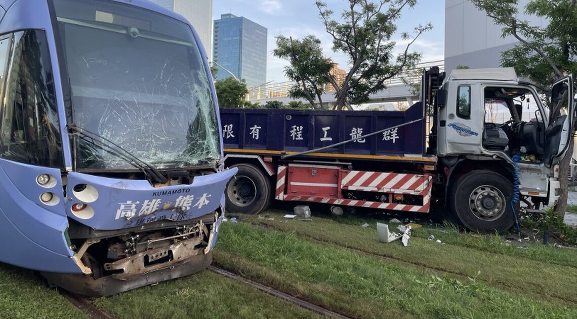 大貨車闖輕軌肇事 6人輕傷 輕軌仍維持正常運行