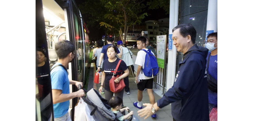 高雄輕軌延長末班車營運時間 首晚順利上路