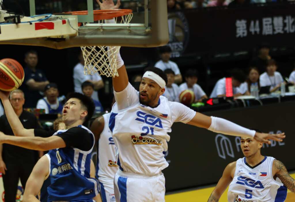 有7年NBA經驗的美國好手21號羅賓森摘下17分19籃板,是菲律賓隊逆轉取勝中華隊的關鍵球員。 (魏冠中攝影)