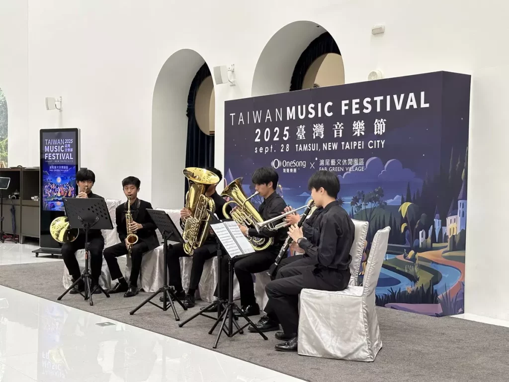 由張聖以總監帶領去年榮獲SCL維也納國際青少年音樂節交響管樂組第一名的淡水愛樂管樂團,也將在8月、9月各帶來一場表演。(圖-滬尾藝文休閒園區提供)