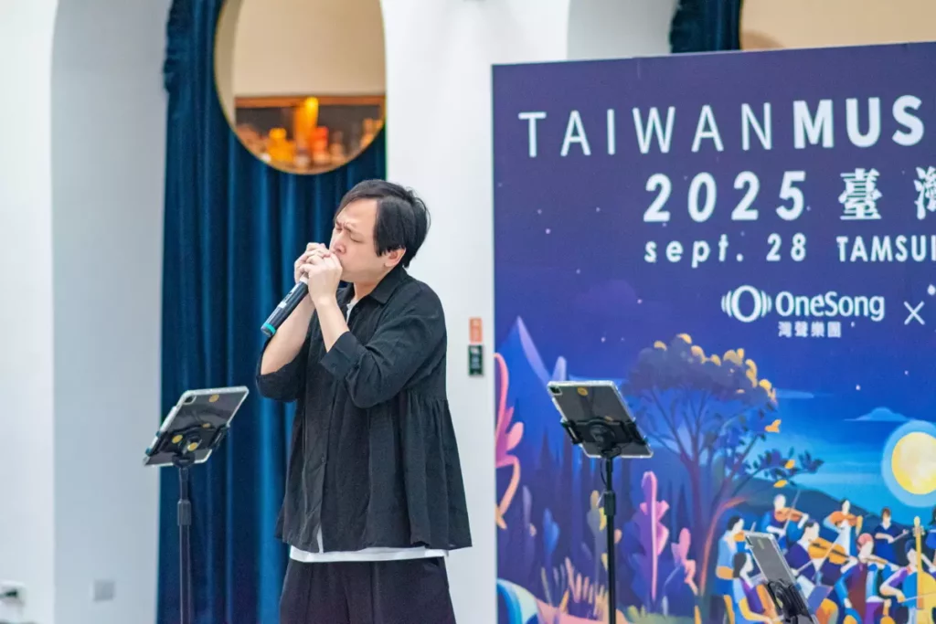 曾榮獲三座德國 WHF 世界大賽冠軍的口琴演奏家李讓,攜手天狼星口琴樂團、花影樂團與簧格特邀青年⾳樂家們組成堅強的演出陣容,於淡水將捷金鬱金香酒店埔頂草原舉辦大型草地音樂會《星河簧語》。(圖-滬尾藝文休閒園區提供)