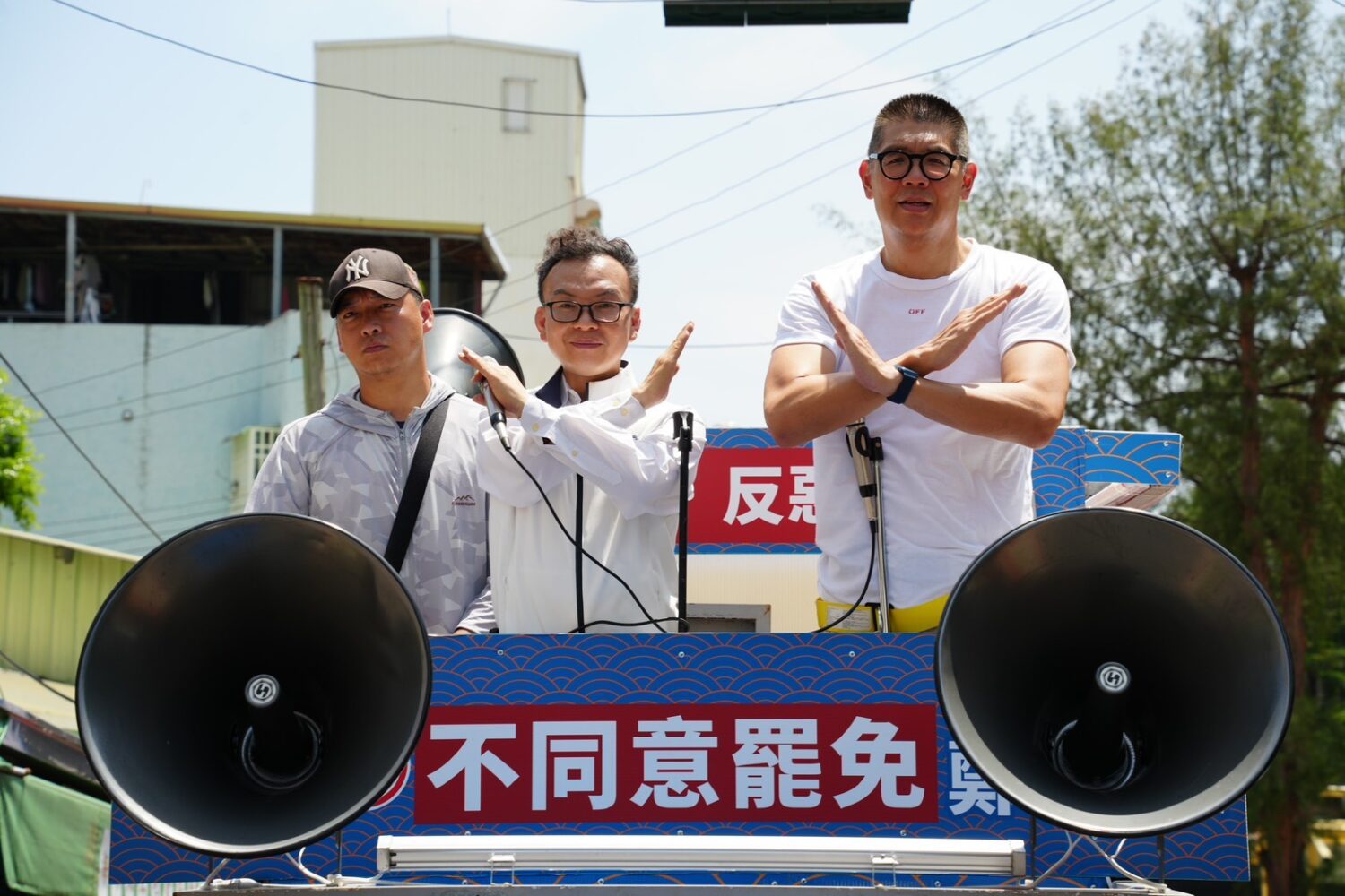 國民黨副主席連勝文上午親陪同立法委員鄭正鈐前往四大眷村掃街拜票,呼籲民眾於7月26日踴躍投下「不同意罷免」票。(圖/鄭正鈐國會辦公室)