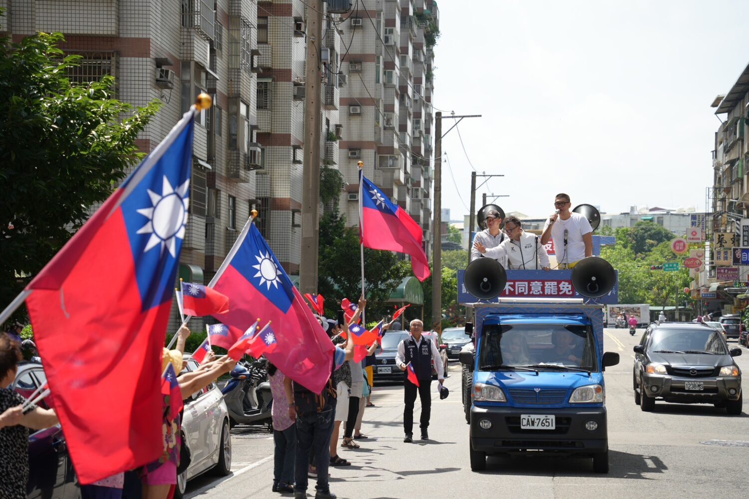 掃街過程中,國民黨新竹市黨部主委李縉穎、市議員鍾淑英、張祖琰、黃美慧、吳旭豐、徐美惠等人也到場陪同造勢,旗海飄揚展現國民黨基層凝聚力。(圖/鄭正鈐國會辦公室)