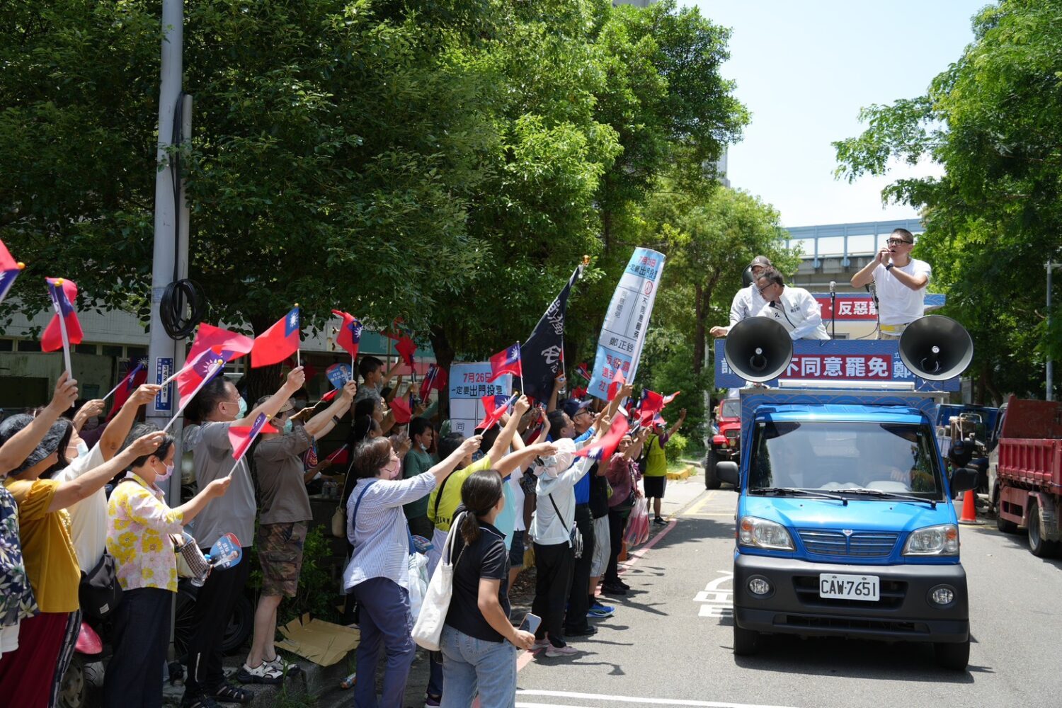 連勝文陪同立法委員鄭正鈐前往四大眷村掃街拜票,沿途受到民眾熱烈歡迎。(圖/鄭正鈐國會辦公室)