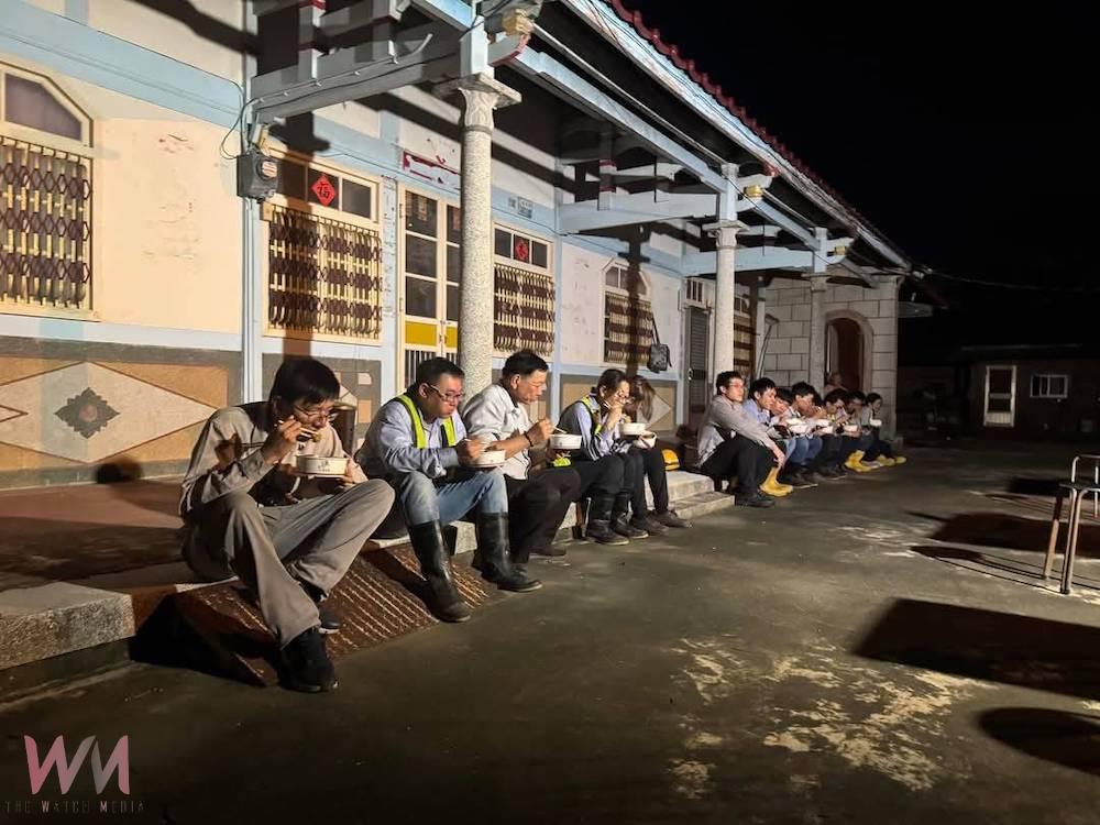 台電嘉義區處面對丹娜絲颱風強襲災後復電的巨大挑戰,第一時間即啟動應變機制,迅速集結全台資源、人力與重機具,全力以赴、日夜不歇搶修,復電率已突破98%。(圖/台電提供)