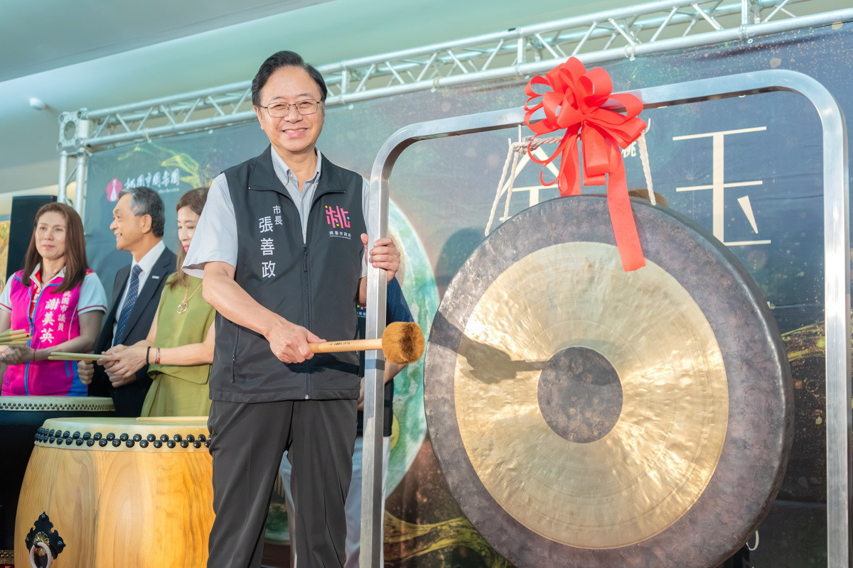 桃園市長張善政於記者會中鳴鑼,為「2025桃園國樂節」揭開序幕。<br /><br />