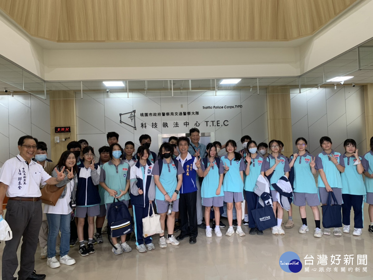大園區議員徐其萬及大園國中生等60人，參加交通科技執法中心舉辦「遊樂翻轉夏令營」。