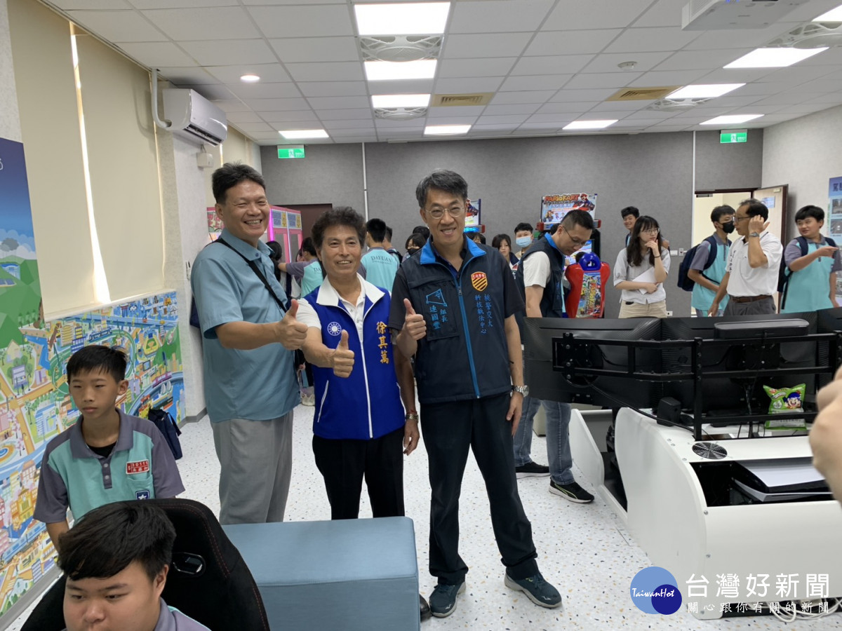 大園區議員徐其萬及大園國中生等60人，參加交通科技執法中心舉辦「遊樂翻轉夏令營」。