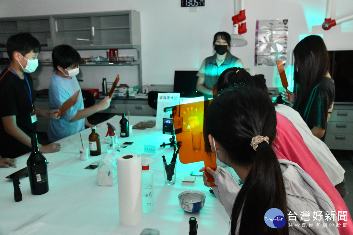 從化學分析、DNA比對到指紋採集，每一項操作都由現職專業鑑識人員親自指導。