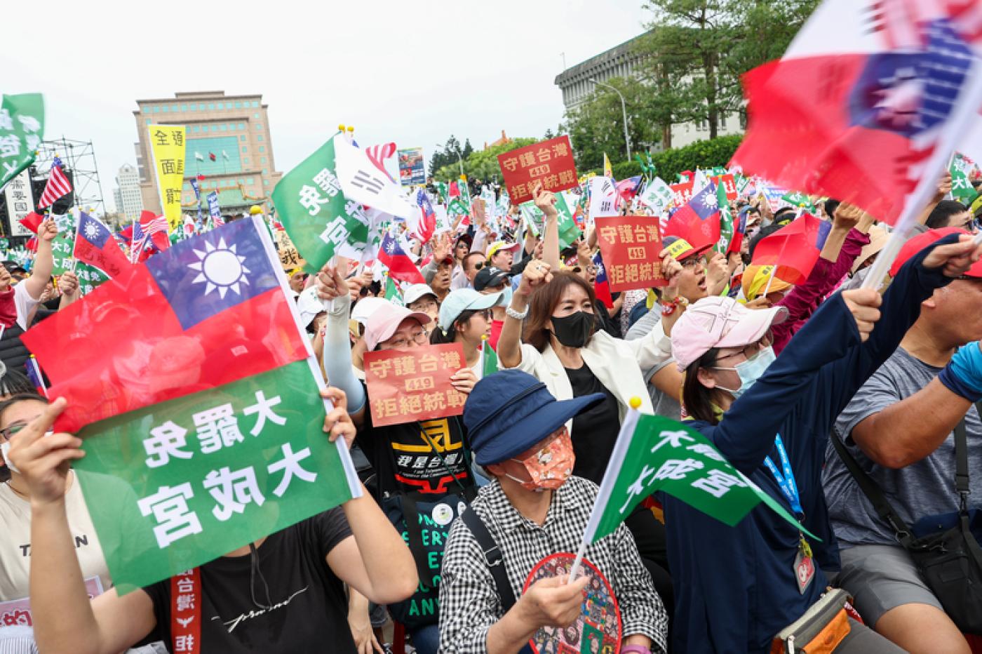根據最新民調，雖然投不同意罷免高於投同意罷免，但台灣民意基金會董事長游盈隆指出，若考慮投票率會出現逆轉。資料照片／中央社