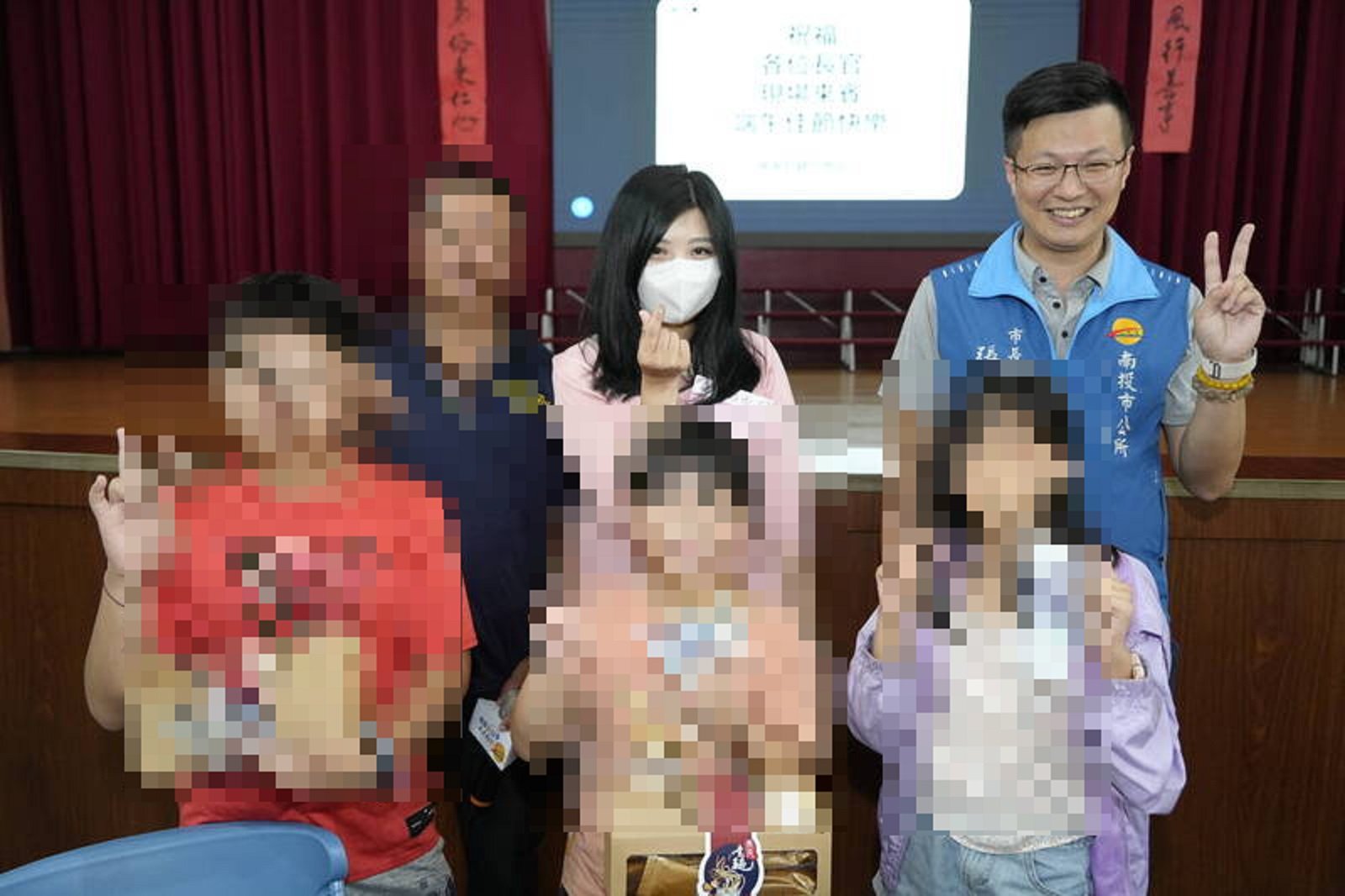 南投市長張嘉哲(後右)與妻子黃佳鈴(後中)經常參加公開活動,但黃被爆出軌疑雲,圖為去年南投市公所舉辦端午節活動。南投市公所提供