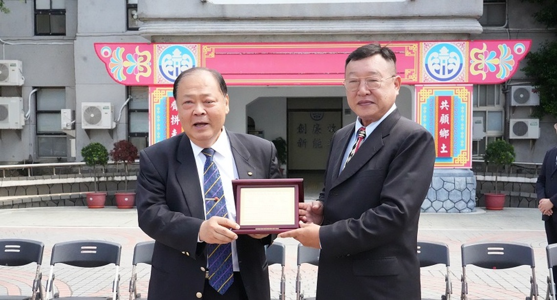澎縣府歡送秘書長楊書舜榮退 陳光復頒贈獎牌表達感謝與祝福